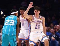 亚历山大9中7高效领衔，卫冕冠军季前赛展露冠军相