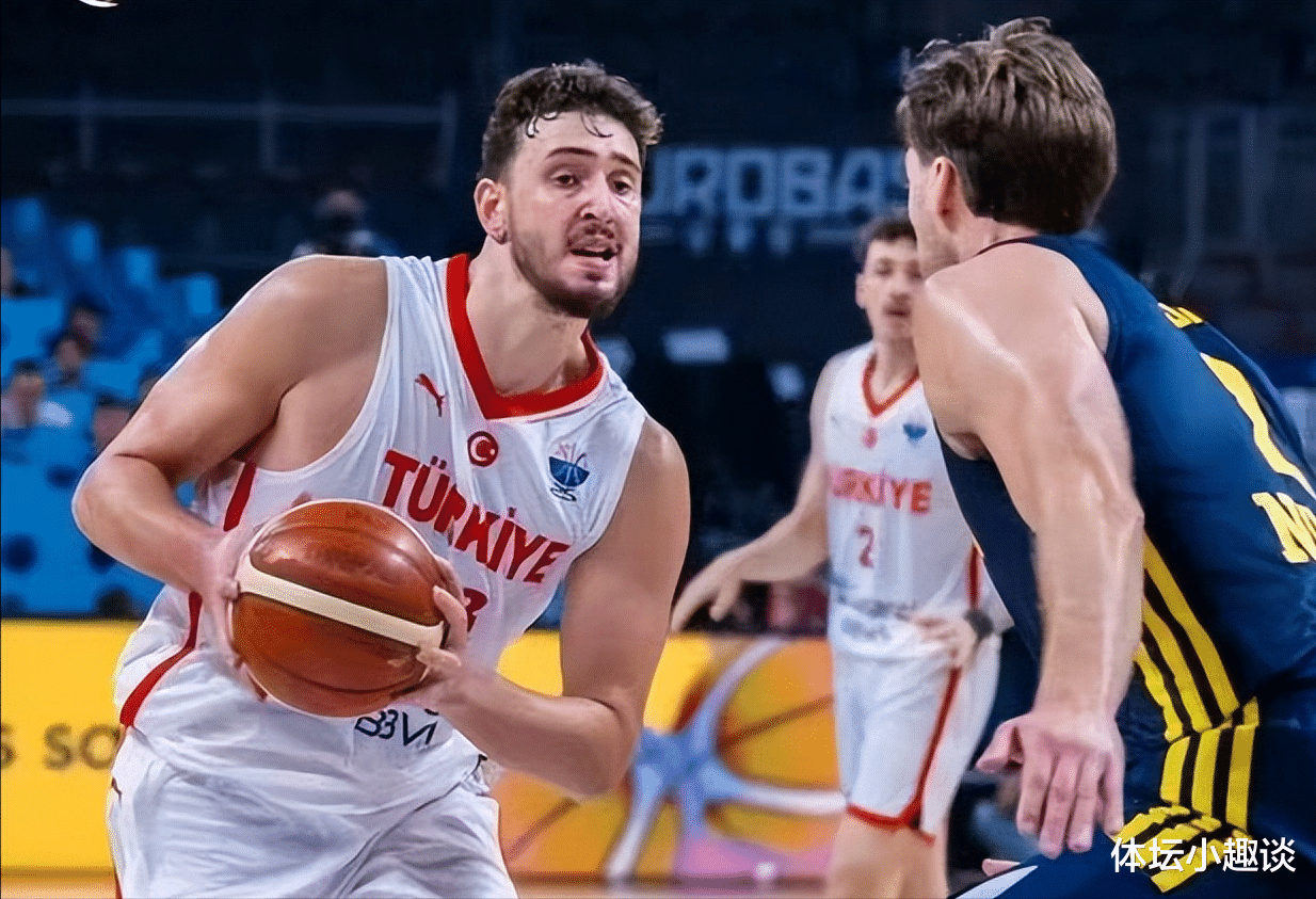 申京以49%票率领跑MVP，官方晒六项纪录数据，幕后英雄身份被认可