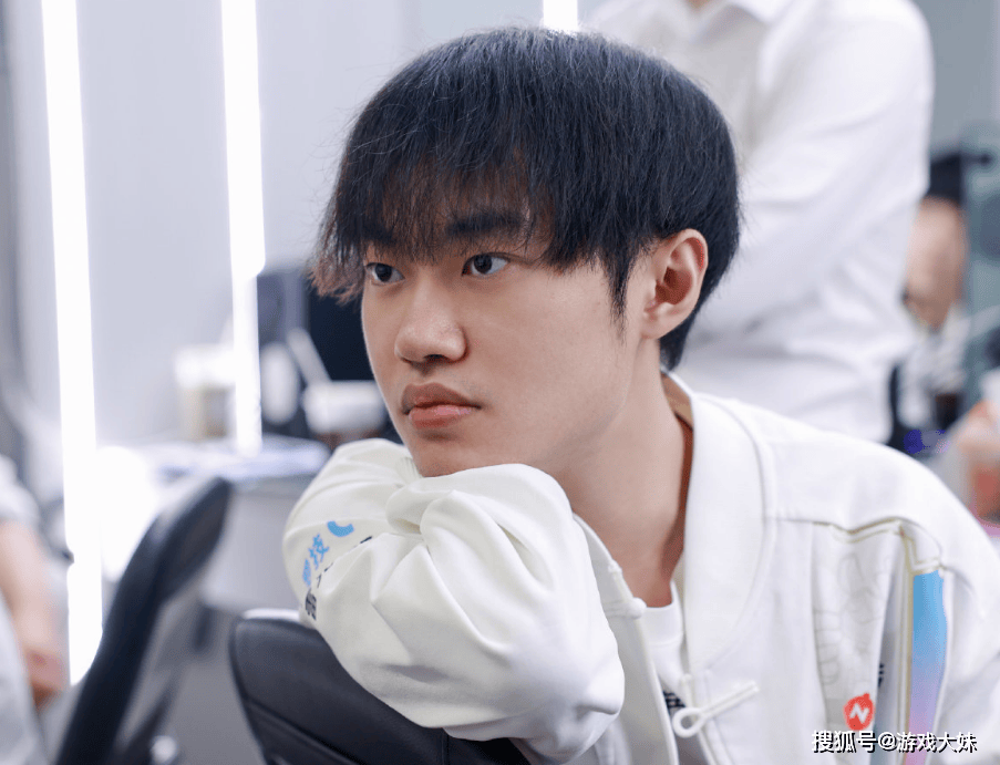 LOL官(guān)方点名knight，将他所有荣誉罗列出(chū)來(lái)，离大满贯还差一个S冠