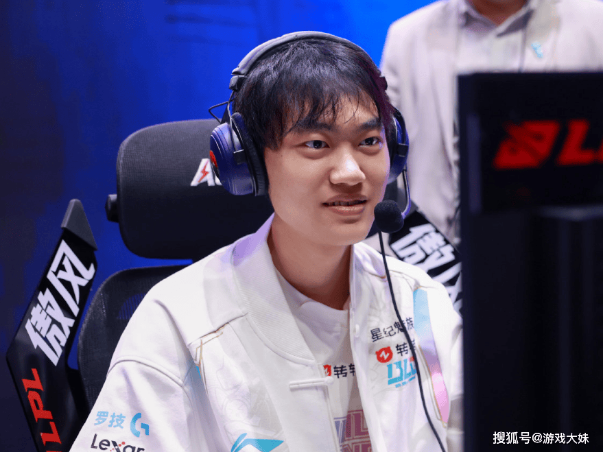 LOL官(guān)方点名knight，将他所有荣誉罗列出(chū)來(lái)，离大满贯还差一个S冠