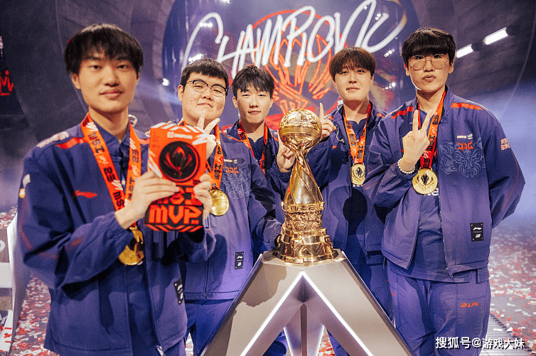 LOL官(guān)方点名knight，将他所有荣誉罗列出(chū)來(lái)，离大满贯还差一个S冠