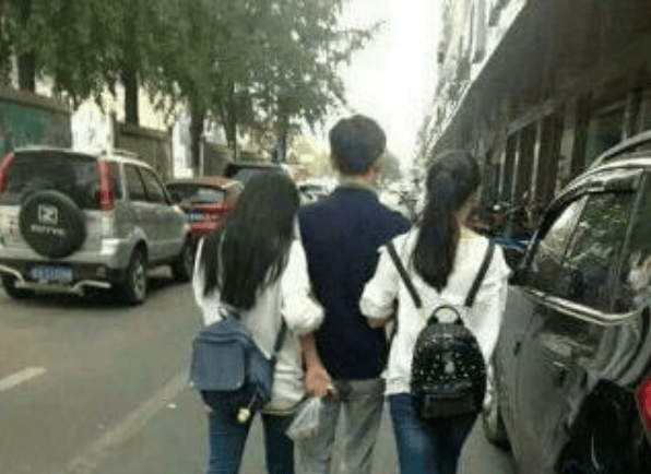 聚焦瞬间！众人圍(wéi)观，尴尬搞笑场面引笑料不断