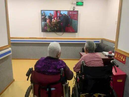 观盛世閲(yuè)兵(bīng) 燃爱国之情(qíng) 做(zuò)暖心养老人