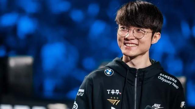 LOL传奇加冕殊榮(róng)，十年最佳力压众多电竞选手(shǒu)，LPL最可(kě)敬的(de)对手(shǒu)！