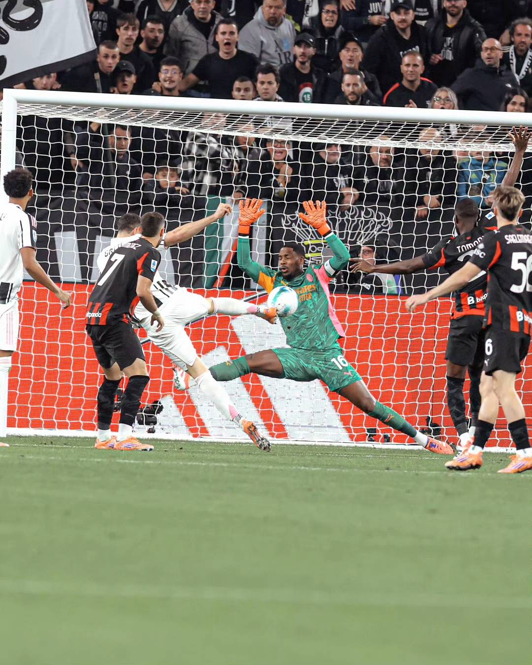 罗马+那不勒(lēi)斯(sī)均上演逆轉(zhuǎn)好(hǎo)戏，两隊(duì)同(tóng)分(fēn)，排(pái)名包(bāo)揽前二(èr)