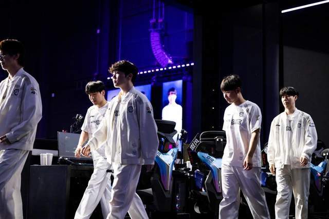 LPL登(dēng)峰組(zǔ)激(jī)戰(zhàn)正酣,iG迎戰(zhàn)TES忍界大戰(zhàn)再启,阿水(shuǐ)直面昔日队友!