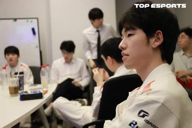 LPL登(dēng)峰組(zǔ)激(jī)戰(zhàn)正酣,iG迎戰(zhàn)TES忍界大戰(zhàn)再启,阿水(shuǐ)直面昔日队友!