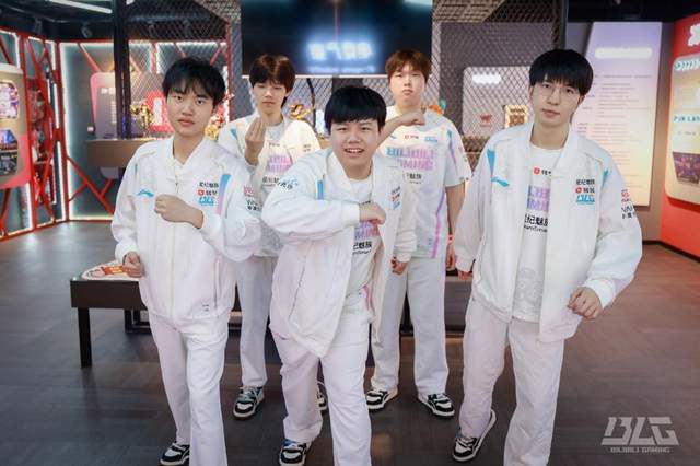 LPL登(dēng)峰組(zǔ)激(jī)戰(zhàn)正酣,iG迎戰(zhàn)TES忍界大戰(zhàn)再启,阿水(shuǐ)直面昔日队友!