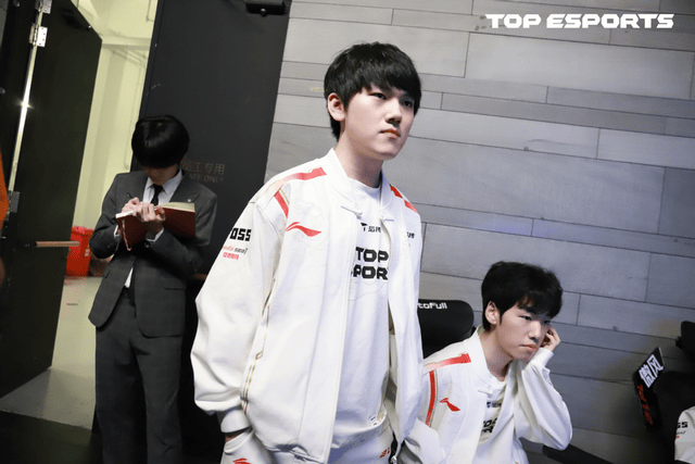 LPL登(dēng)峰組(zǔ)激(jī)戰(zhàn)正酣,iG迎戰(zhàn)TES忍界大戰(zhàn)再启,阿水(shuǐ)直面昔日队友!