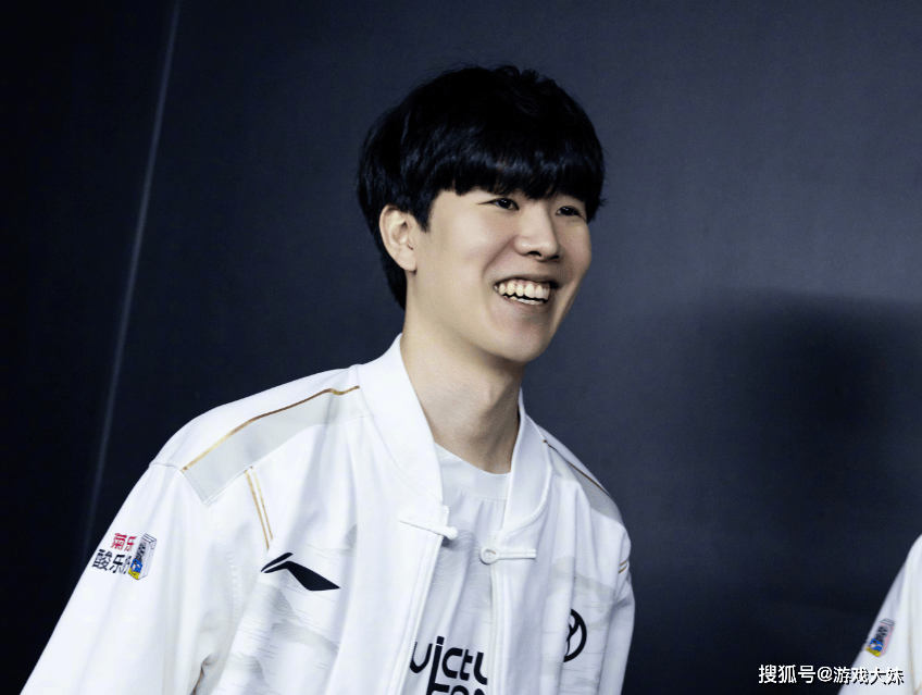 炫神因辱骂theshy，二路(lù)解(jiě)说权限被收回，还被粉丝投诉到全国扫黑办