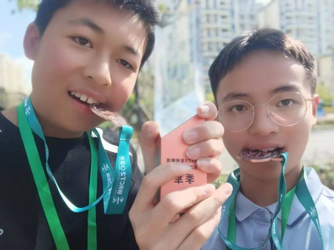 嵩明县一中初中部学子在世界机器人大赛玉溪市选拔赛中喜获冠亚季军