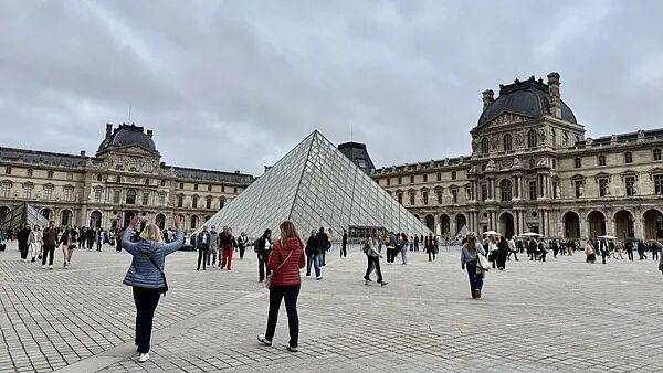 突發(fā)！巴(bā)黎盧(lú)浮(fú)宫發(fā)生(shēng)持(chí)械搶(qiǎng)劫事件，暫(zàn)停对外開(kāi)放