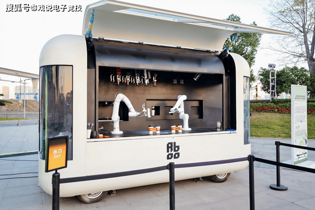 線(xiàn)下观赛有(yǒu)专属痛车接送(sòng)？还有(yǒu)奶茶(chá)贈(zèng)饮？坦克世界也(yě)太周到了